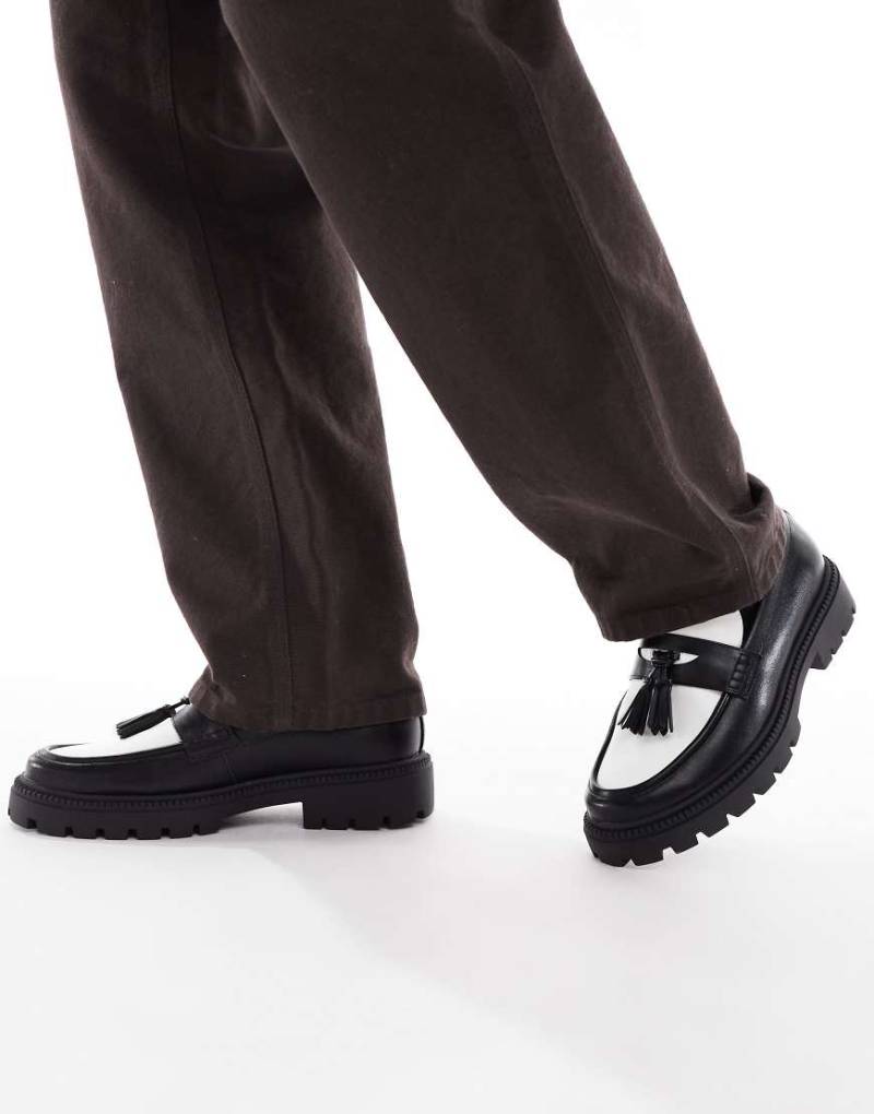 ASOS DESIGN - Loafer in Schwarz und Weiß mit Quasten von ASOS DESIGN