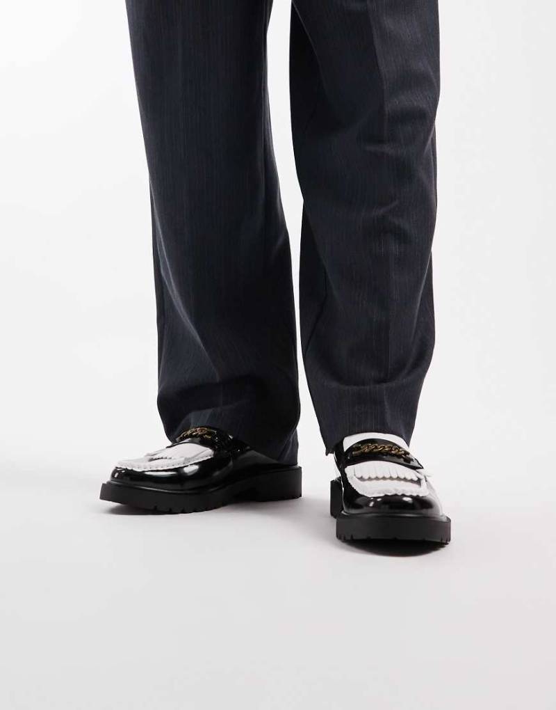 ASOS DESIGN - Loafer in Schwarz und Weiß mit goldfarbener Kette von ASOS DESIGN