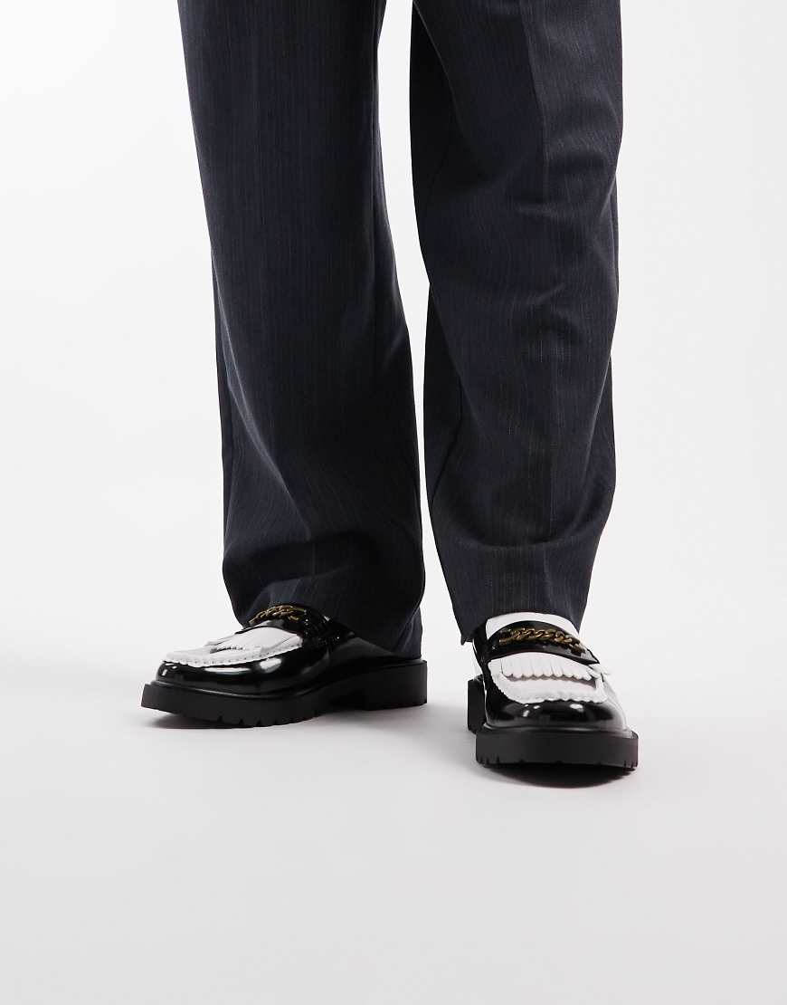 ASOS DESIGN - Loafer in Schwarz und Weiß mit goldfarbener Kette von ASOS DESIGN