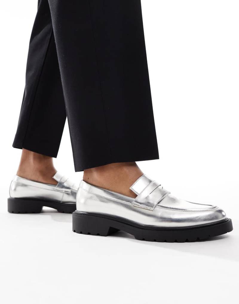 ASOS DESIGN - Loafer in Silber mit Profilsohle von ASOS DESIGN