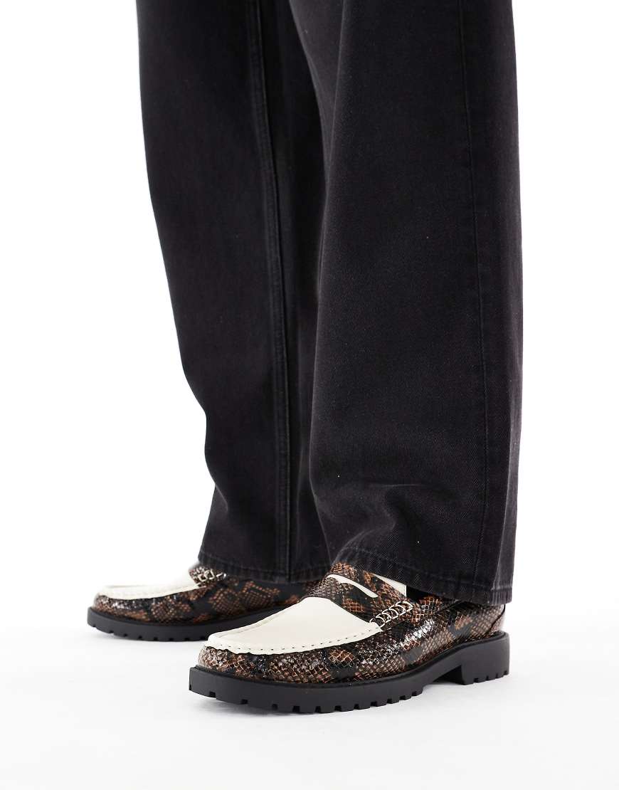 ASOS DESIGN - Loafer in braunem Schlangenleder-Imitat mit kontrastierender Blatte und Stollensohle-Bunt von ASOS DESIGN