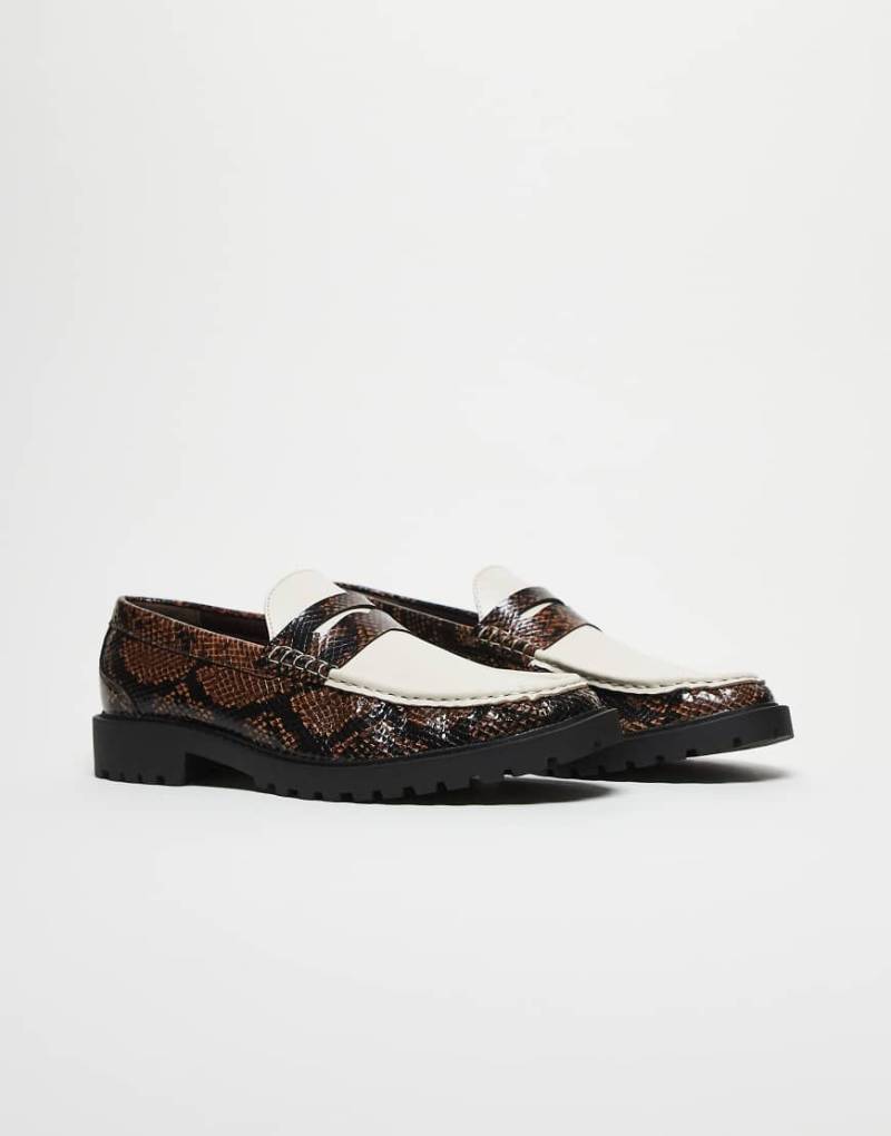 ASOS DESIGN - Loafer in braunem Schlangenleder-Imitat mit kontrastierender Blatte und Stollensohle-Bunt von ASOS DESIGN