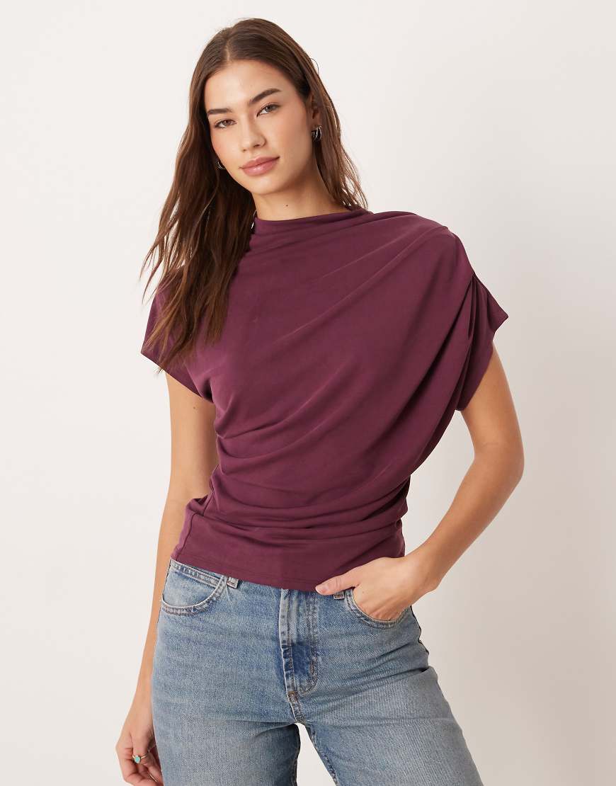 ASOS DESIGN - Locker fallendes Modal-T-Shirt in Feige mit Stehkragen-Rot von ASOS DESIGN