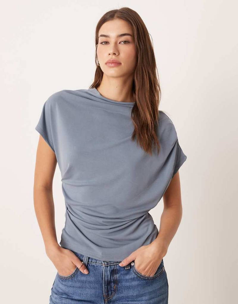 ASOS DESIGN - Locker fallendes Modal-T-Shirt in Zitadellenblau mit Stehkragen ASOS DESIGN - Locker fallendes Modal-T-Shirt in Zitadellenblau mit Stehkragen von ASOS DESIGN