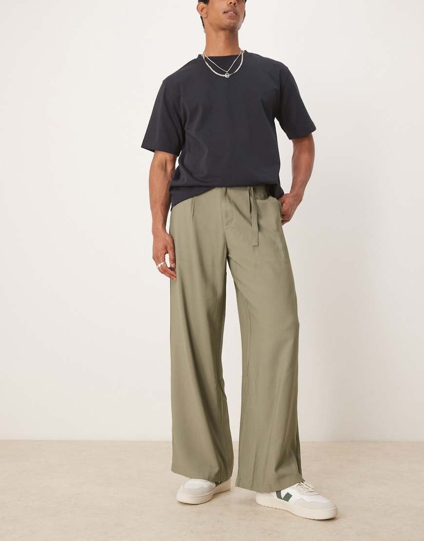 ASOS DESIGN - Locker geschnittene, elegante Hose in Olivgrün mit Gürtel ASOS DESIGN - Locker geschnittene, elegante Hose in Olivgrün mit Gürtel von ASOS DESIGN