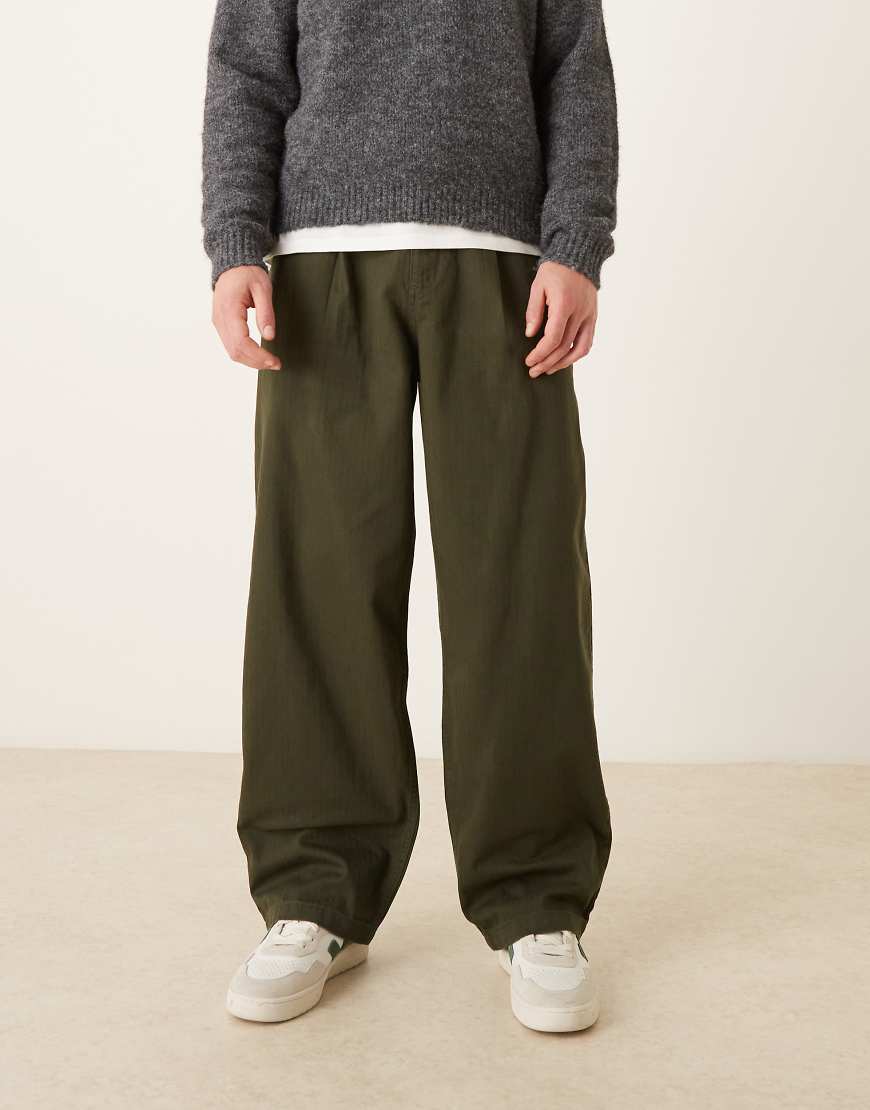 ASOS DESIGN - Locker geschnittene, gerade Hose in Dunkelgrün mit Bundfalten von ASOS DESIGN