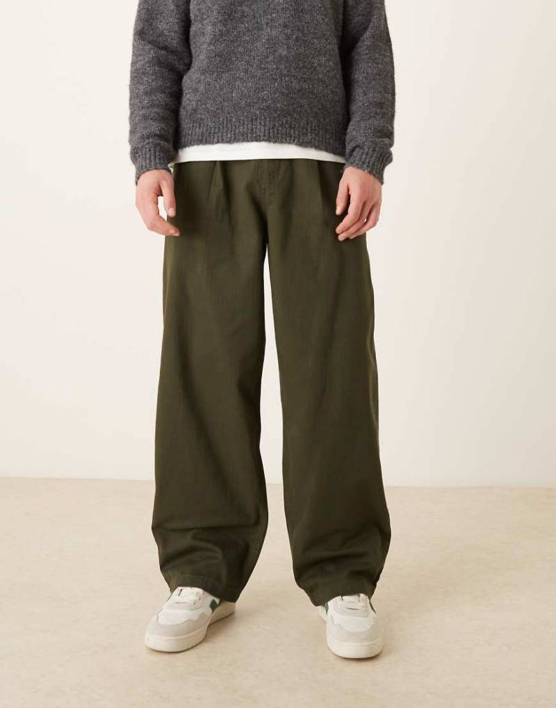 ASOS DESIGN - Locker geschnittene, gerade Hose in Dunkelgrün mit Bundfalten von ASOS DESIGN