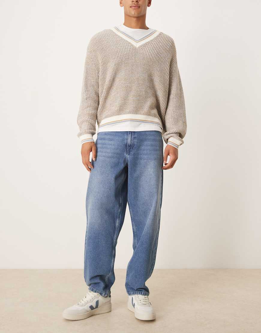 ASOS DESIGN - Locker geschnittene, gerade Jeans in verwaschenem Mittelblau mit offenkantigem Saum von ASOS DESIGN