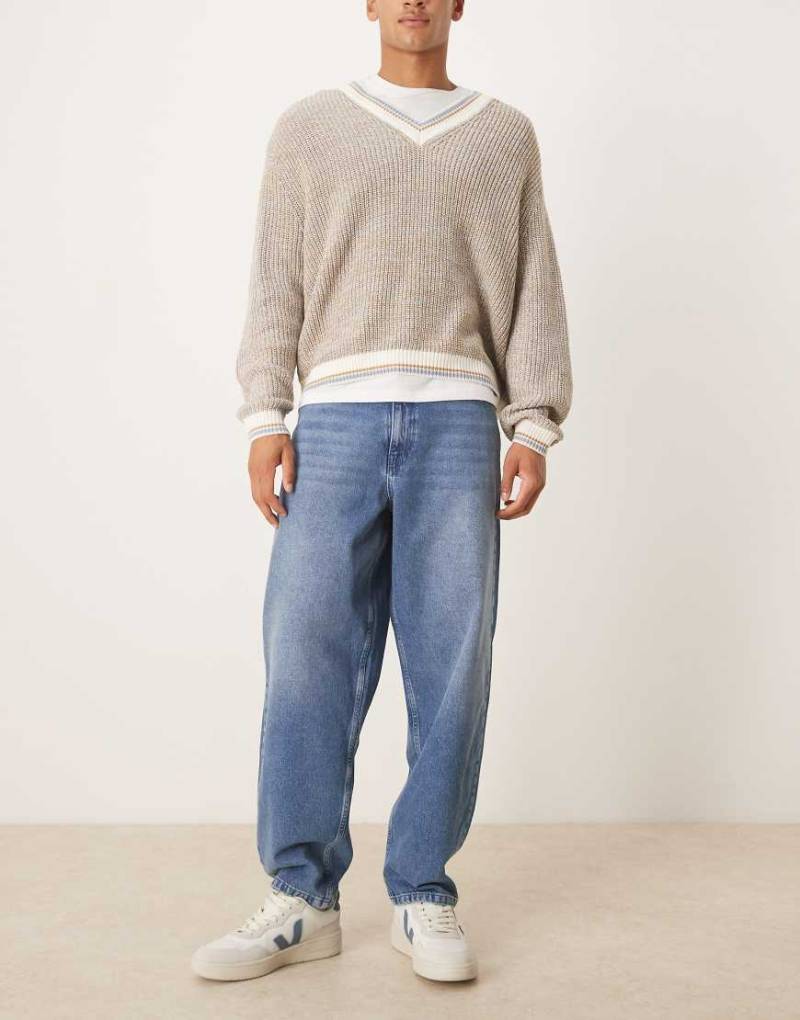 ASOS DESIGN - Locker geschnittene, gerade Jeans in verwaschenem Mittelblau mit offenkantigem Saum von ASOS DESIGN