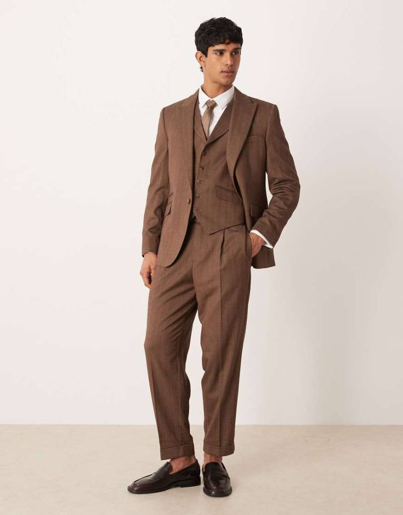 ASOS DESIGN - Locker geschnittene, schmal zulaufende Anzughose aus Twill in brauner Wolloptik mit Fischgrätmuster-Brown von ASOS DESIGN