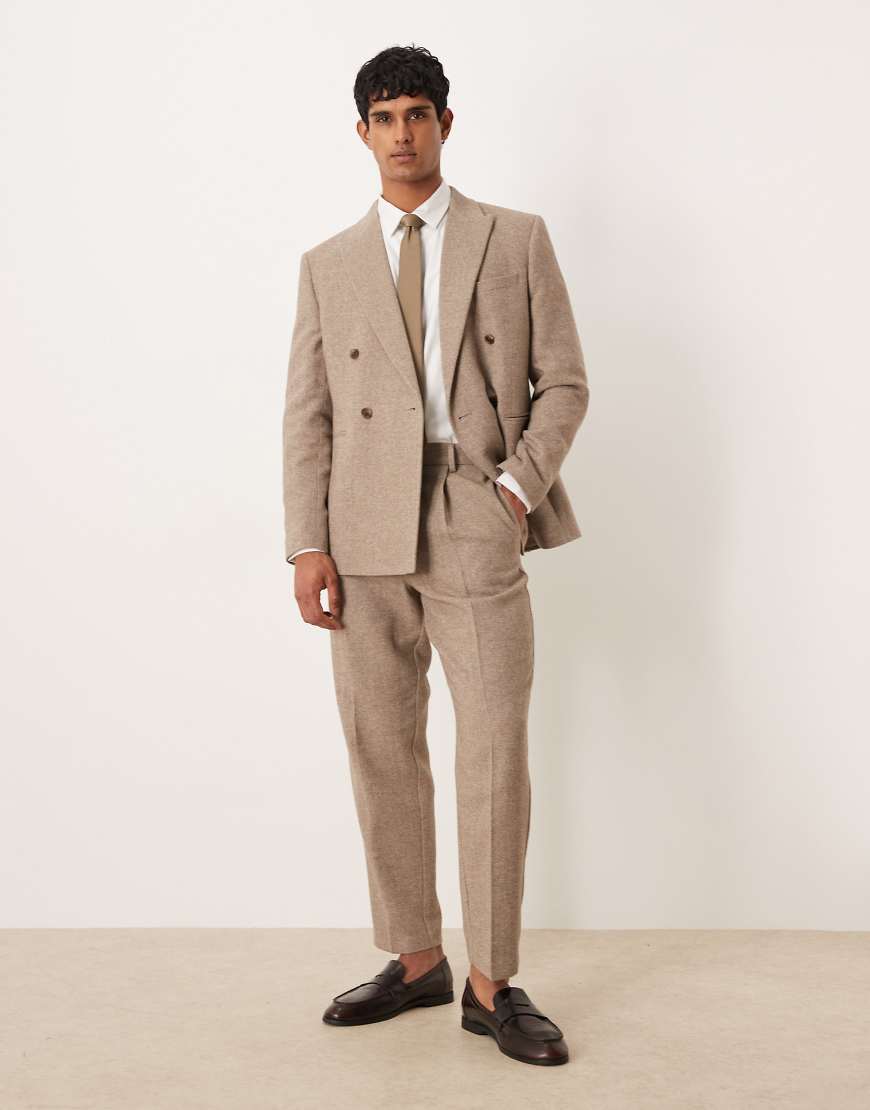 ASOS DESIGN - Locker geschnittene, schmal zulaufende Anzughose in neutralem Farbton mit Fischgrätmuster von ASOS DESIGN