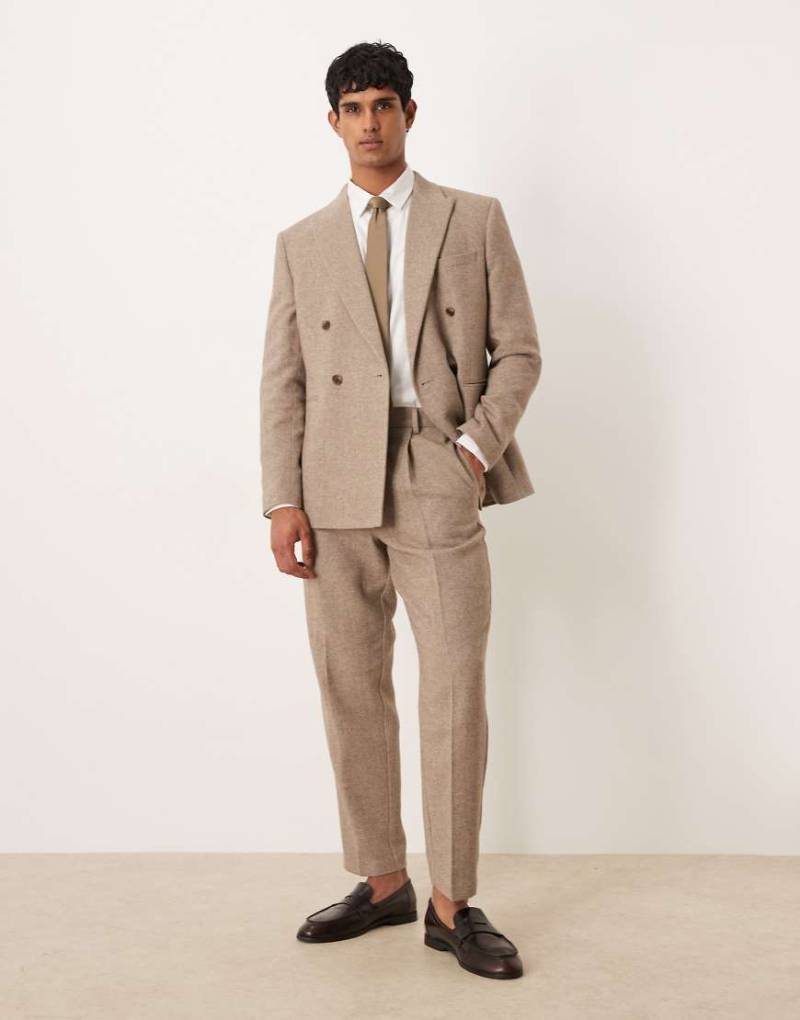 ASOS DESIGN - Locker geschnittene, schmal zulaufende Anzughose in neutralem Farbton mit Fischgrätmuster von ASOS DESIGN