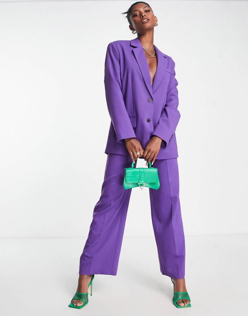 ASOS DESIGN - Locker geschnittene Anzughose in Lila von ASOS DESIGN