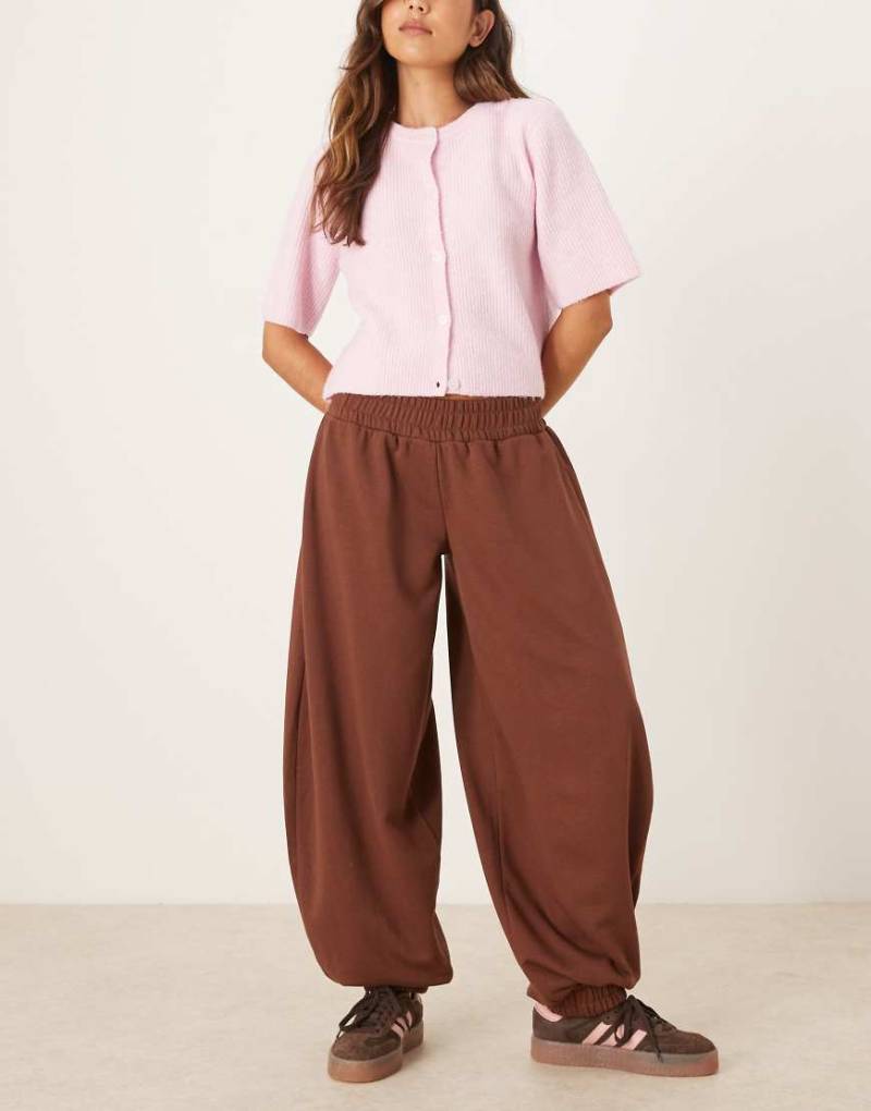 ASOS DESIGN - Locker geschnittene Barrel-Leg-Jogginghose in Schokobraun mit niedrigem Bund-Brown von ASOS DESIGN