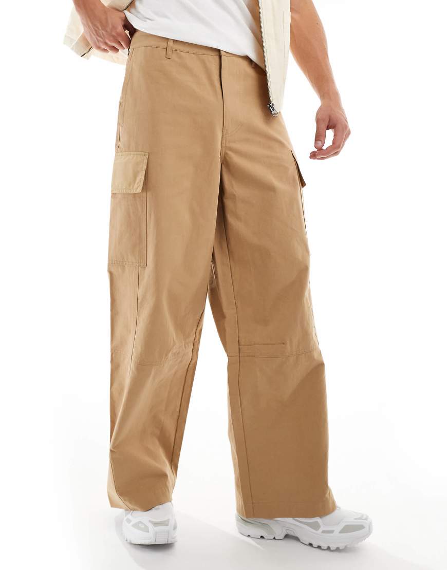 ASOS DESIGN - Locker geschnittene Cargohose in Hellbraun mit Ziernaht von ASOS DESIGN