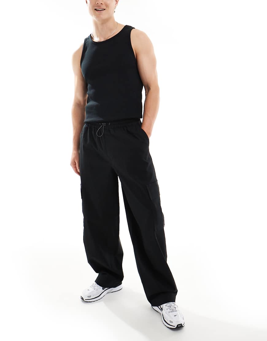 ASOS DESIGN - Sehr weite Cargohose in Schwarz mit elastischem Bund ASOS DESIGN - Sehr weite Cargohose in Schwarz mit elastischem Bund von ASOS DESIGN
