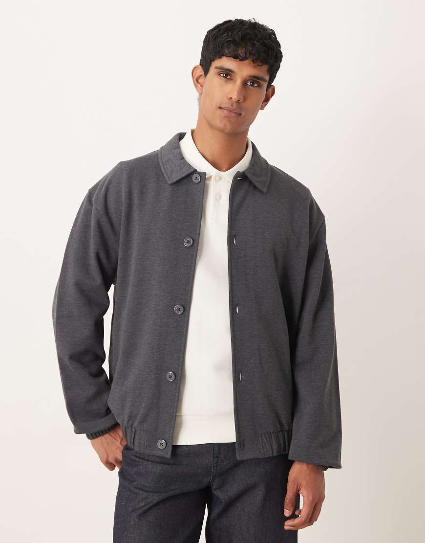 ASOS DESIGN - Locker geschnittene Harrington-Jacke aus Jersey in Dunkelgrau mit Knopfleiste von ASOS DESIGN