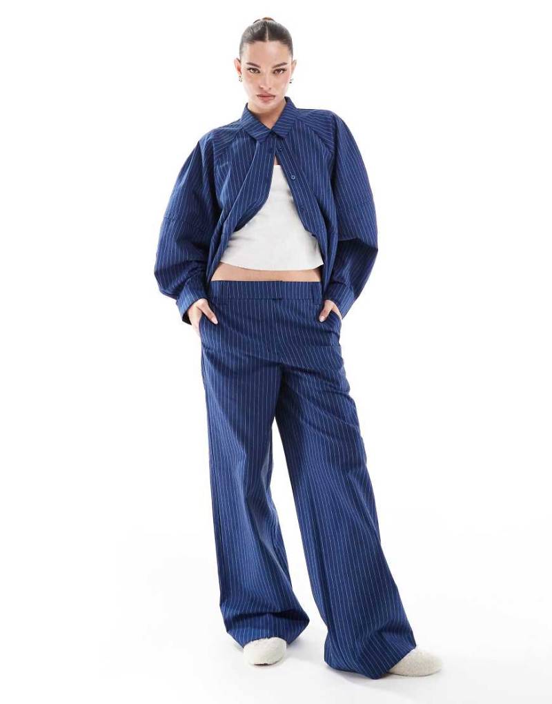 ASOS DESIGN - Locker geschnittene Hose in Blau mit Streifen und niedrigem Bund, Kombiteil-Bunt von ASOS DESIGN
