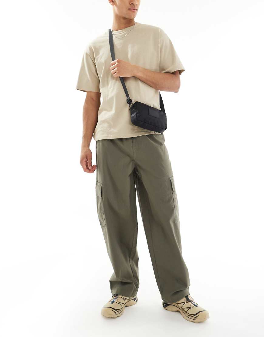 ASOS DESIGN - Sehr weite Cargohose in verwaschenem Grün mit elastischem Bund ASOS DESIGN - Sehr weite Cargohose in verwaschenem Grün mit elastischem Bund von ASOS DESIGN