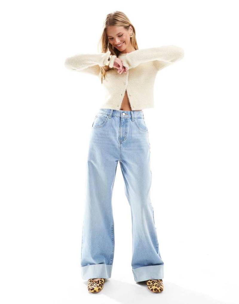 ASOS DESIGN - Locker geschnittene Jeans in Hellblau mit breitem Umschlag-Rosa von ASOS DESIGN