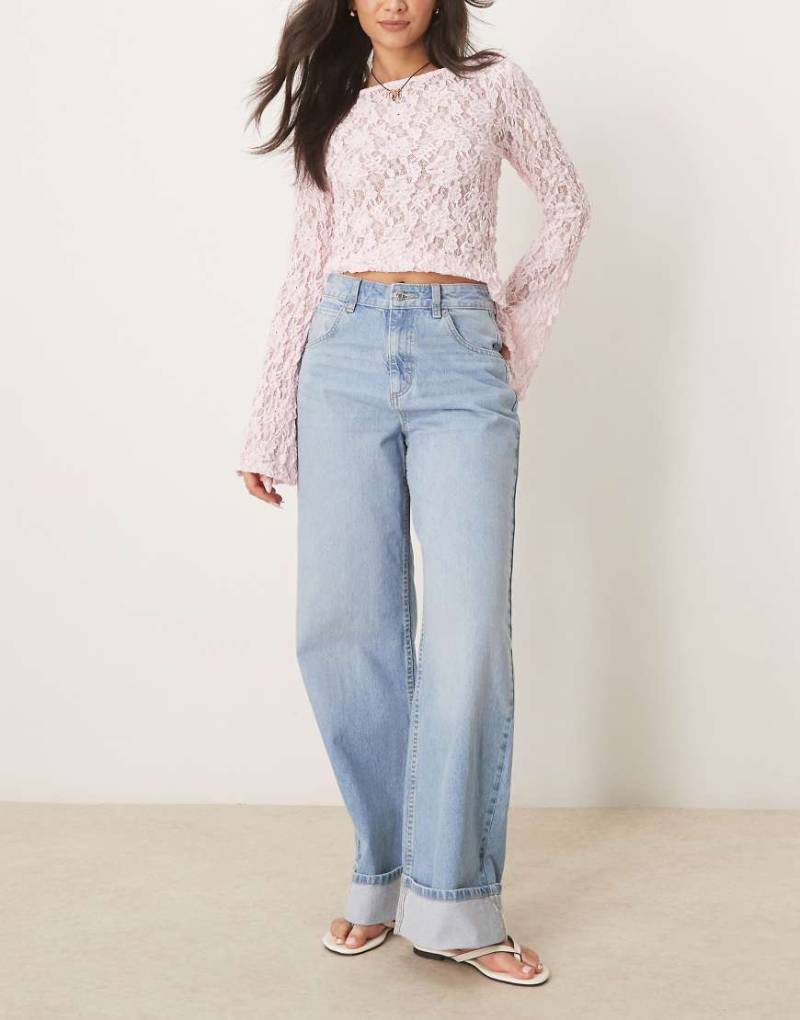ASOS DESIGN - Locker geschnittene Jeans in blasser Waschung mit breitem Umschlagsaum-Blau von ASOS DESIGN