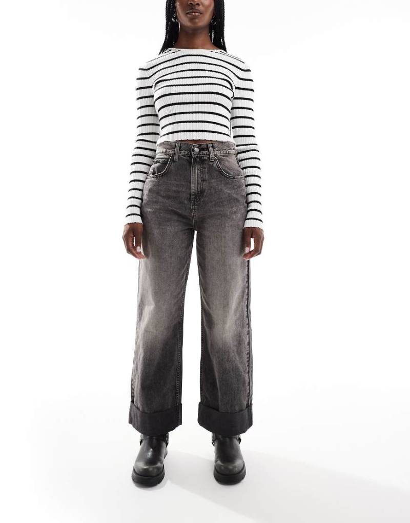 ASOS DESIGN - Locker geschnittene Jeans in verwaschenem Schwarz mit breitem Umschlagsaum von ASOS DESIGN
