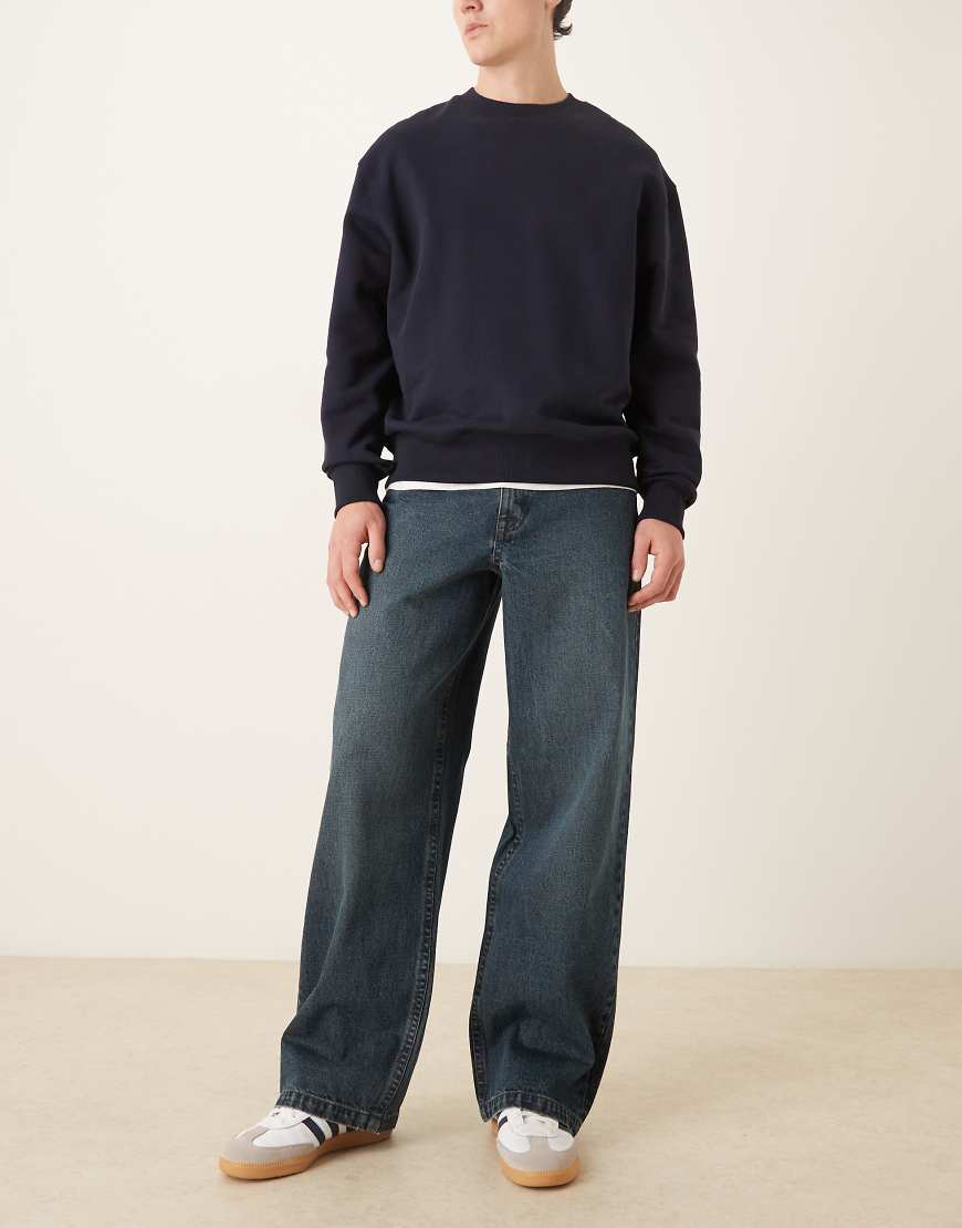 ASOS DESIGN - Locker geschnittene Jeans mit geradem Bein in verwaschenem Dunkelblau von ASOS DESIGN