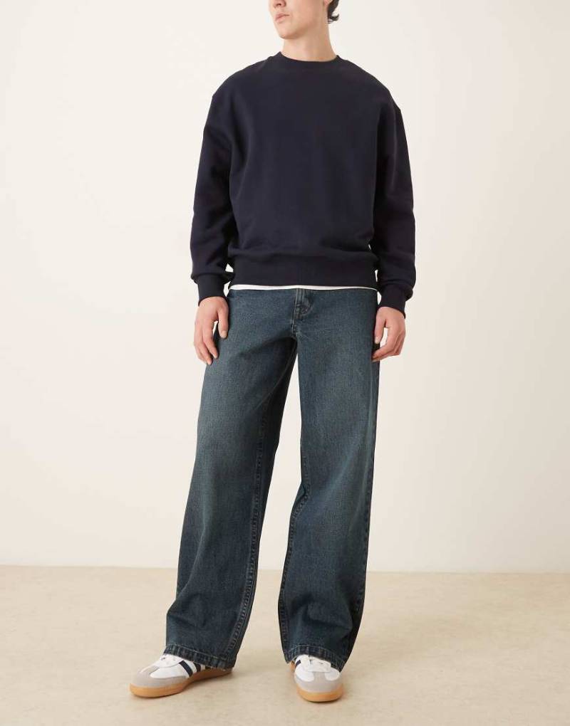 ASOS DESIGN - Locker geschnittene Jeans mit geradem Bein in verwaschenem Dunkelblau von ASOS DESIGN