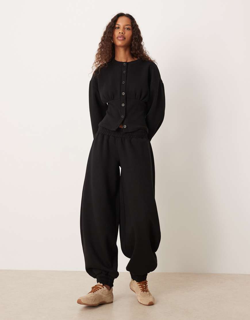 ASOS DESIGN - Locker geschnittene Jogginghose in Schwarz mit abgerundetem Beinschnitt und niedrigem Bund, Kombiteil von ASOS DESIGN
