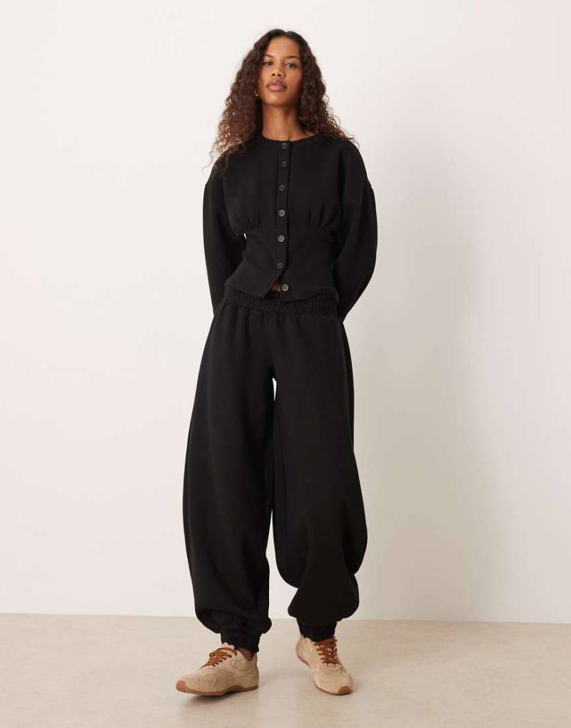 ASOS DESIGN - Locker geschnittene Jogginghose in Schwarz mit abgerundetem Beinschnitt und niedrigem Bund, Kombiteil ASOS DESIGN - Locker geschnittene Jogginghose in Schwarz mit abgerundetem Beinschnitt und niedrigem Bund, Kombiteil von ASOS DESIGN