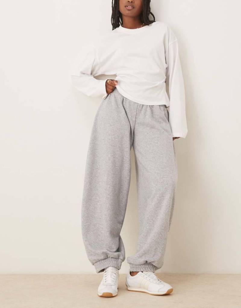 ASOS DESIGN - Locker geschnittene Jogginghose in meliertem Grau mit abgerundetem Beinschnitt und niedrigem Bund von ASOS DESIGN