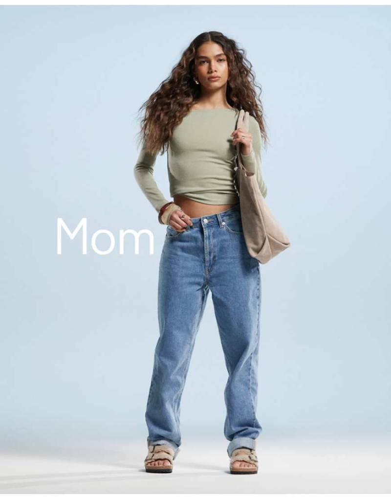 ASOS DESIGN - Relaxed Fit Mom-Jeans in reinem Blau mit hohem Bund von ASOS DESIGN