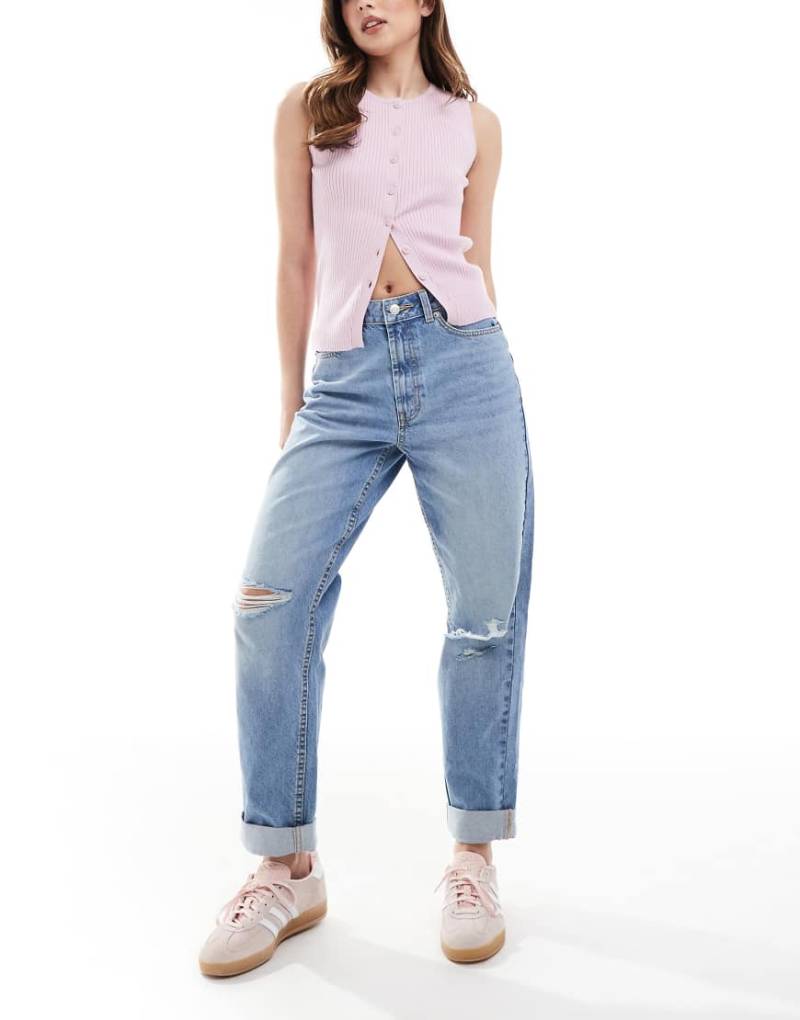 ASOS DESIGN - Relaxed Fit Mom-Jeans in mittlerer Waschung mit hohem Bund und Knierissen-Blau von ASOS DESIGN