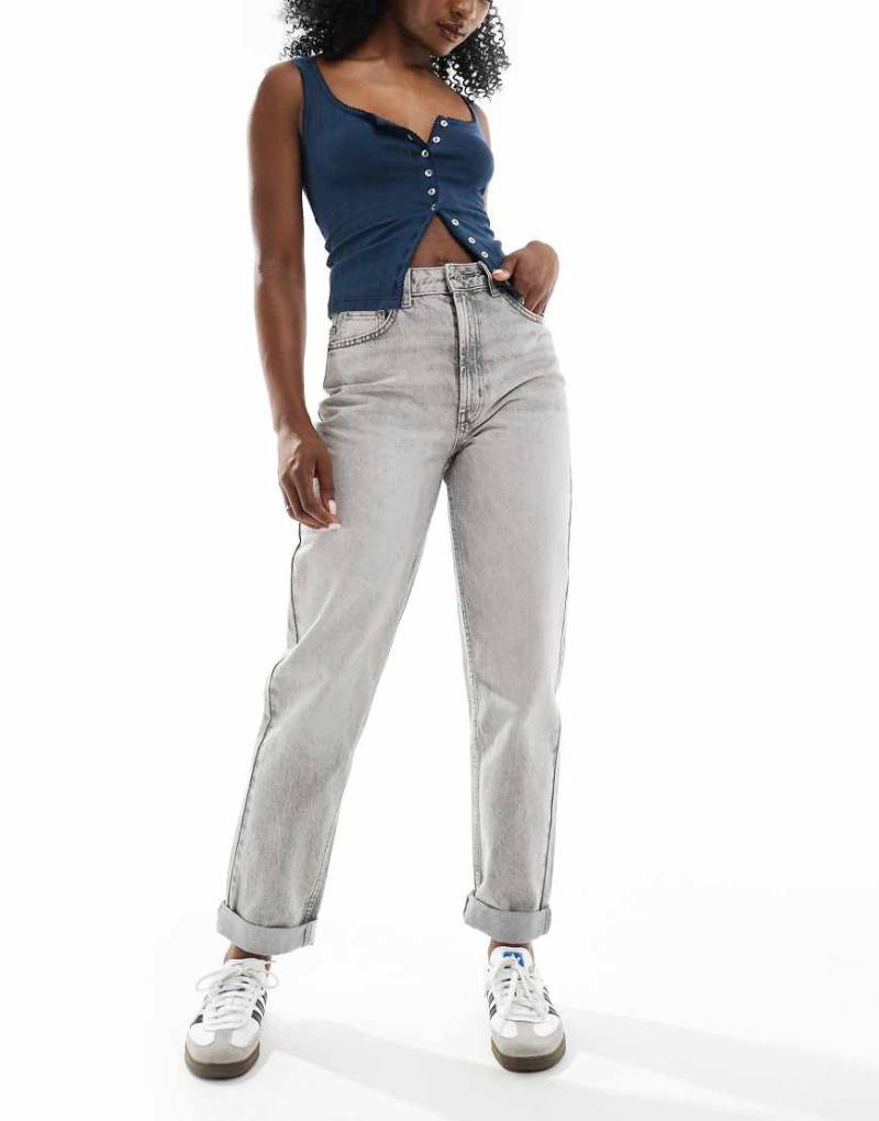 ASOS DESIGN - Locker geschnittene Mom-Jeans in Grau mit hohem Bund von ASOS DESIGN