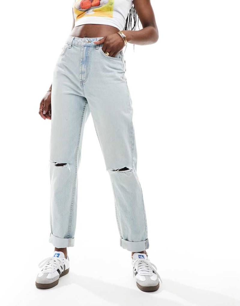 ASOS DESIGN - Locker geschnittene Mom-Jeans in Hellblau mit hohem Bund und Rissen von ASOS DESIGN