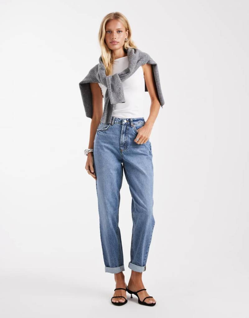 ASOS DESIGN - Locker geschnittene Mom-Jeans in Mittelblau mit hohem Bund von ASOS DESIGN
