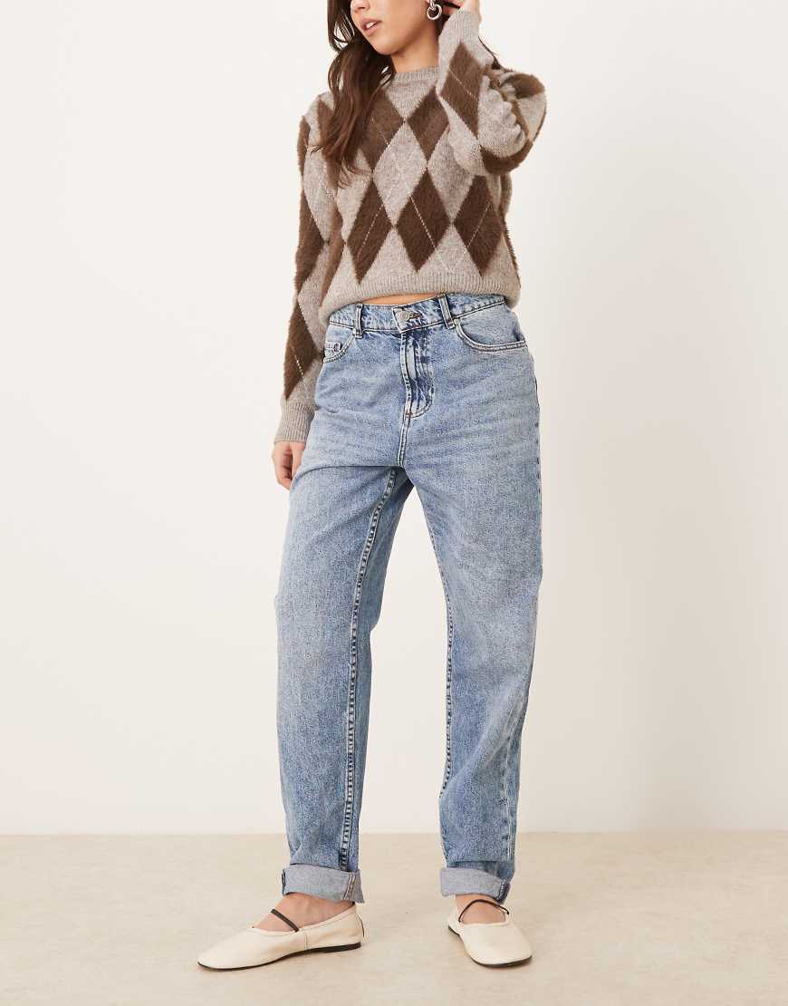 ASOS DESIGN - Locker geschnittene Mom-Jeans in Mittelblau mit hohem Bund von ASOS DESIGN