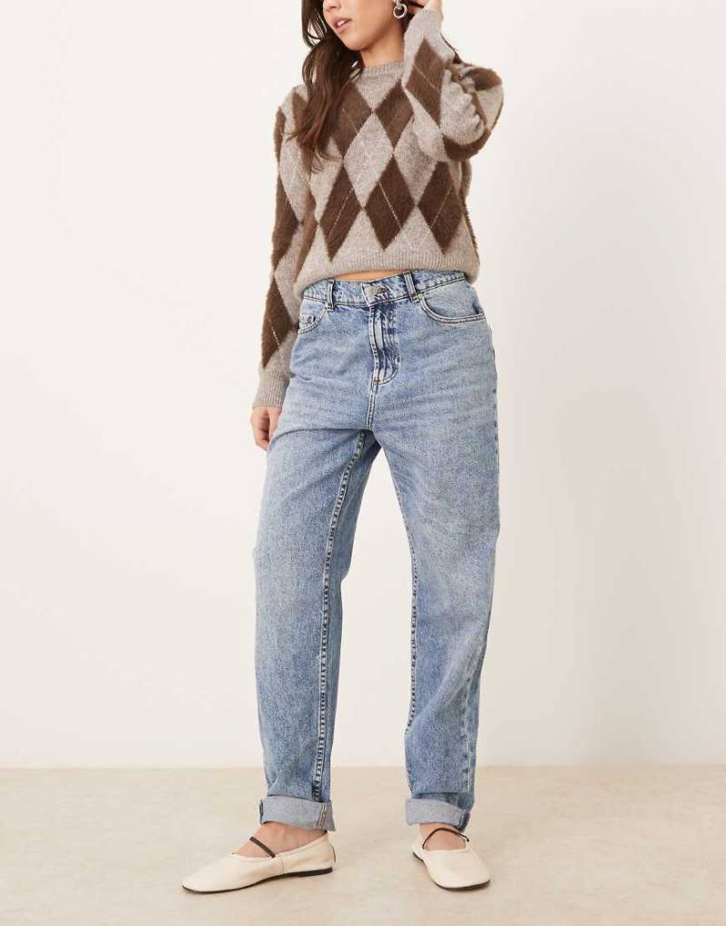 ASOS DESIGN - Locker geschnittene Mom-Jeans in Mittelblau mit hohem Bund von ASOS DESIGN