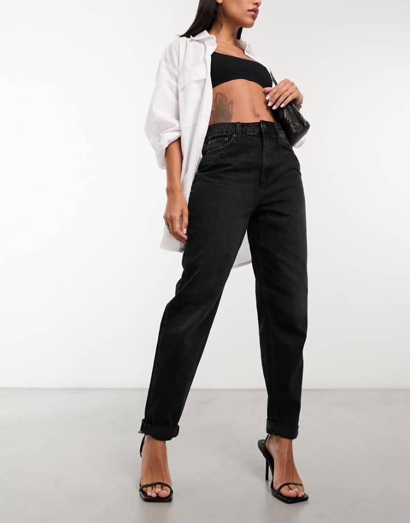 ASOS DESIGN - Locker geschnittene Mom-Jeans in Schwarz mit hohem Bund von ASOS DESIGN
