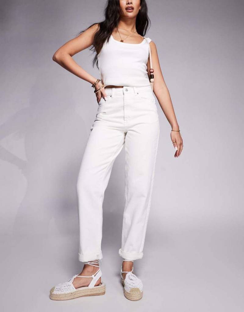 ASOS DESIGN - Locker geschnittene Mom-Jeans in Weiß mit hohem Bund von ASOS DESIGN