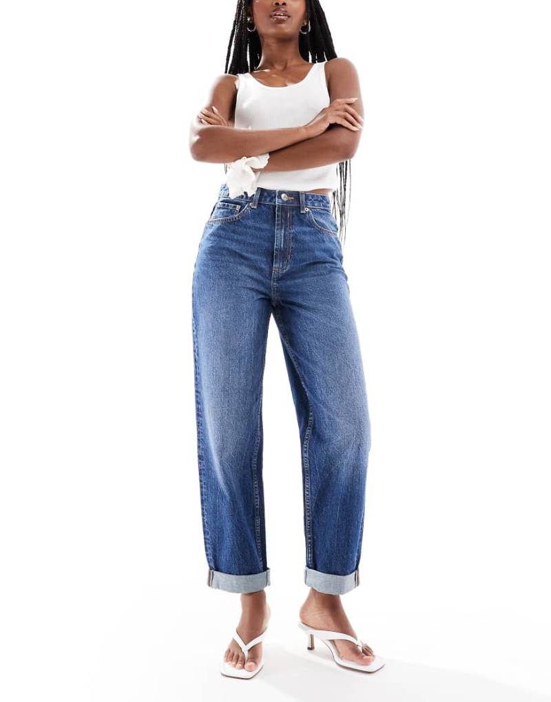 ASOS DESIGN - Locker geschnittene Mom-Jeans in dunkler Waschung mit hohem Bund-Blau von ASOS DESIGN