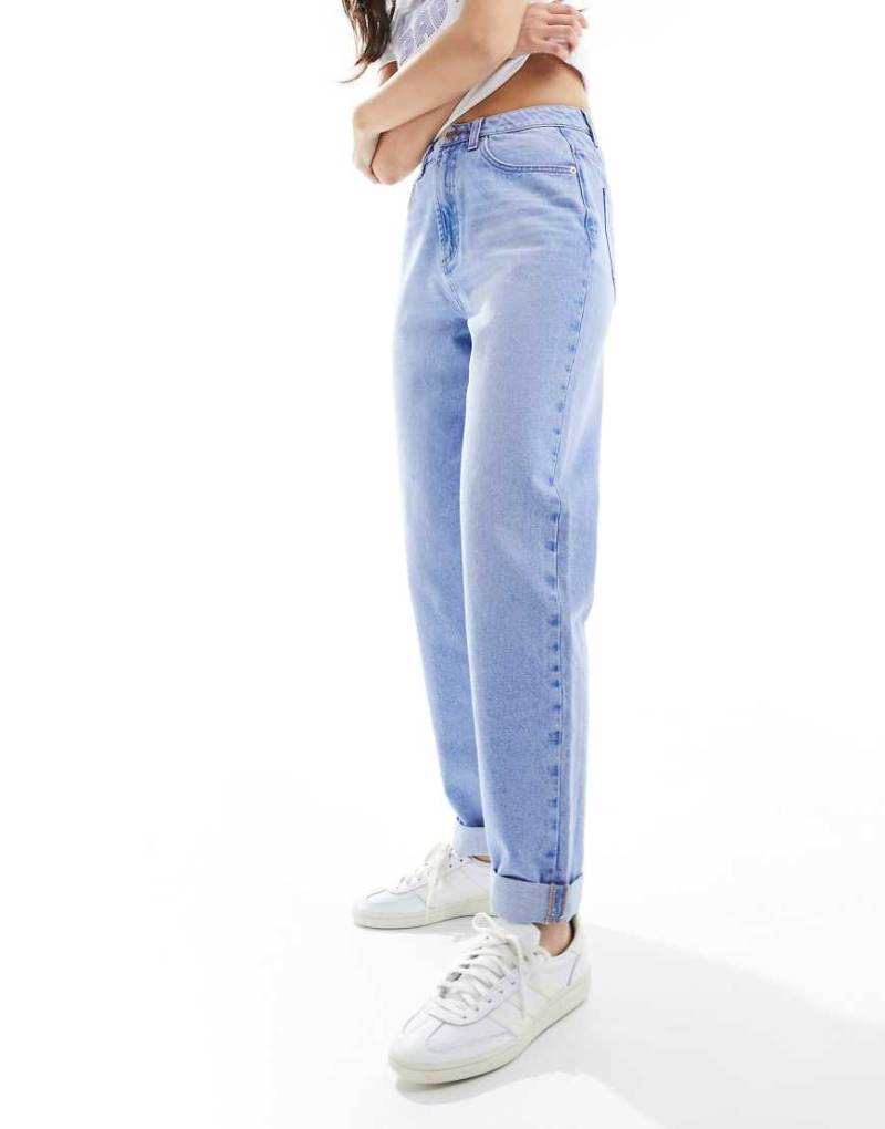ASOS DESIGN - Locker geschnittene Mom-Jeans in leuchtendem Mittelblau mit hohem Bund von ASOS DESIGN