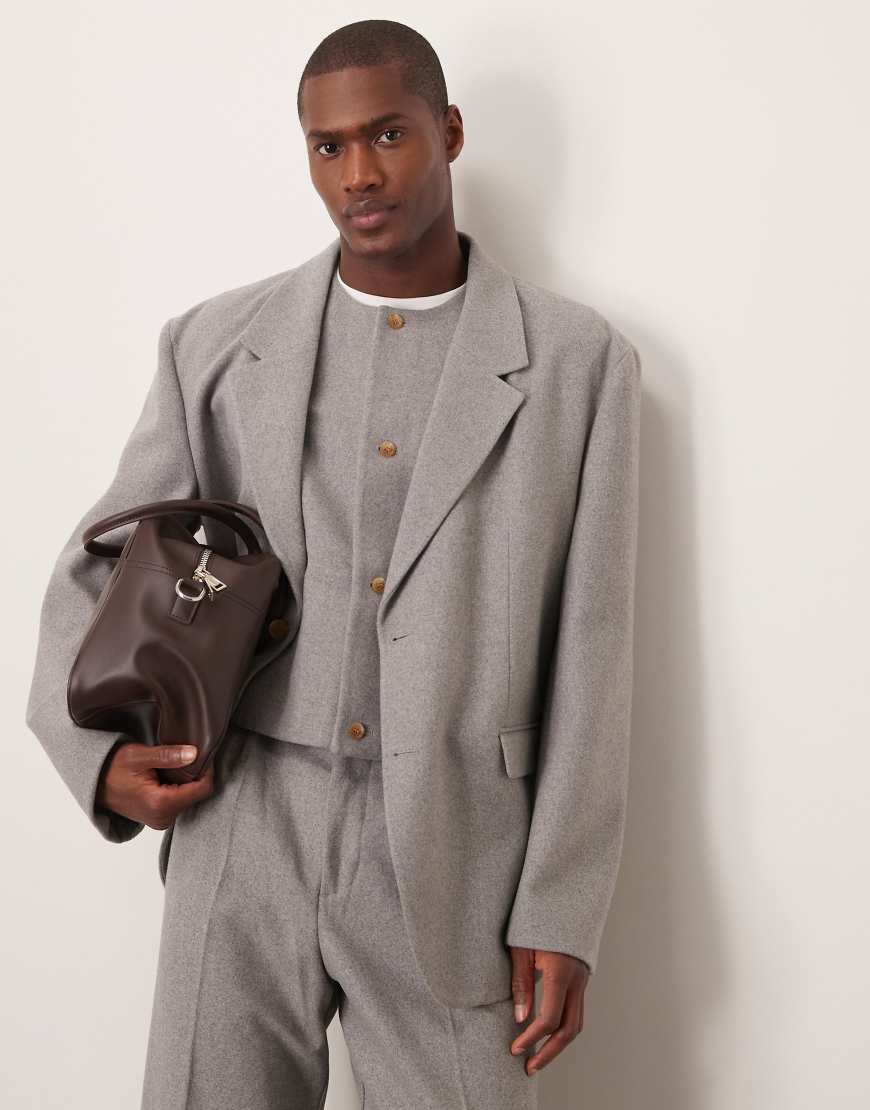 ASOS DESIGN - Locker geschnittene Oversize-Anzugjacke aus Filz in Hellgrau ASOS DESIGN - Locker geschnittene Oversize-Anzugjacke aus Filz in Hellgrau von ASOS DESIGN