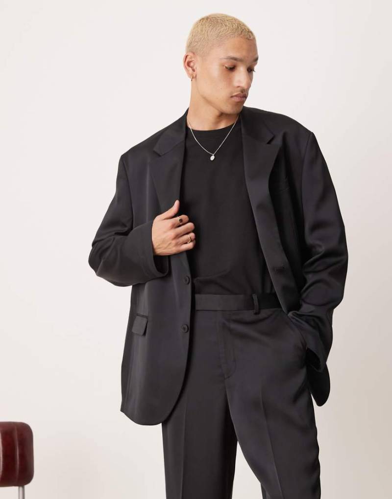 ASOS DESIGN - Locker geschnittene Oversize-Anzugjacke aus Satin in Schwarz von ASOS DESIGN