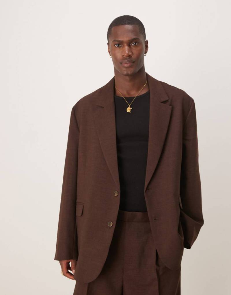 ASOS DESIGN - Locker geschnittene Oversize-Anzugjacke in Braun von ASOS DESIGN