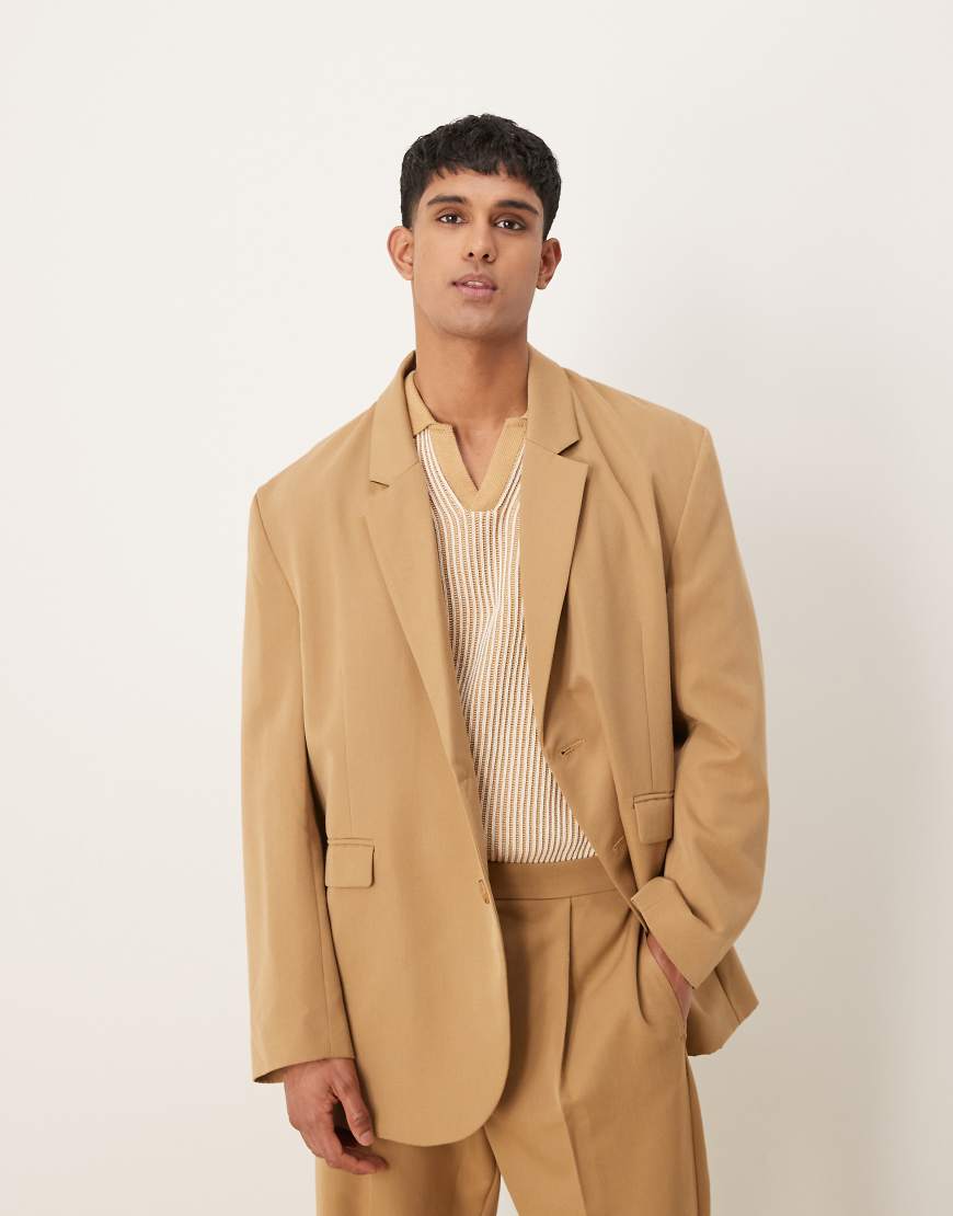 ASOS DESIGN - Locker geschnittene Oversize-Anzugjacke in Kamelbeige-Neutral ASOS DESIGN - Locker geschnittene Oversize-Anzugjacke in Kamelbeige-Neutral von ASOS DESIGN