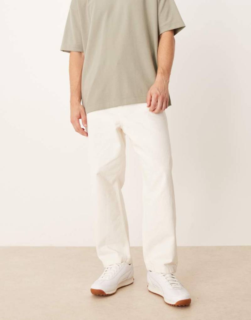 ASOS DESIGN - Locker geschnittene Straight Jeans in Ecru-Weiß von ASOS DESIGN