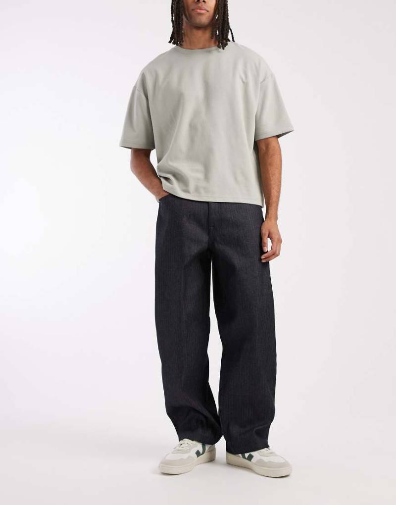 ASOS DESIGN - Locker geschnittene Straight Jeans in Indigoblau mit Streifen von ASOS DESIGN