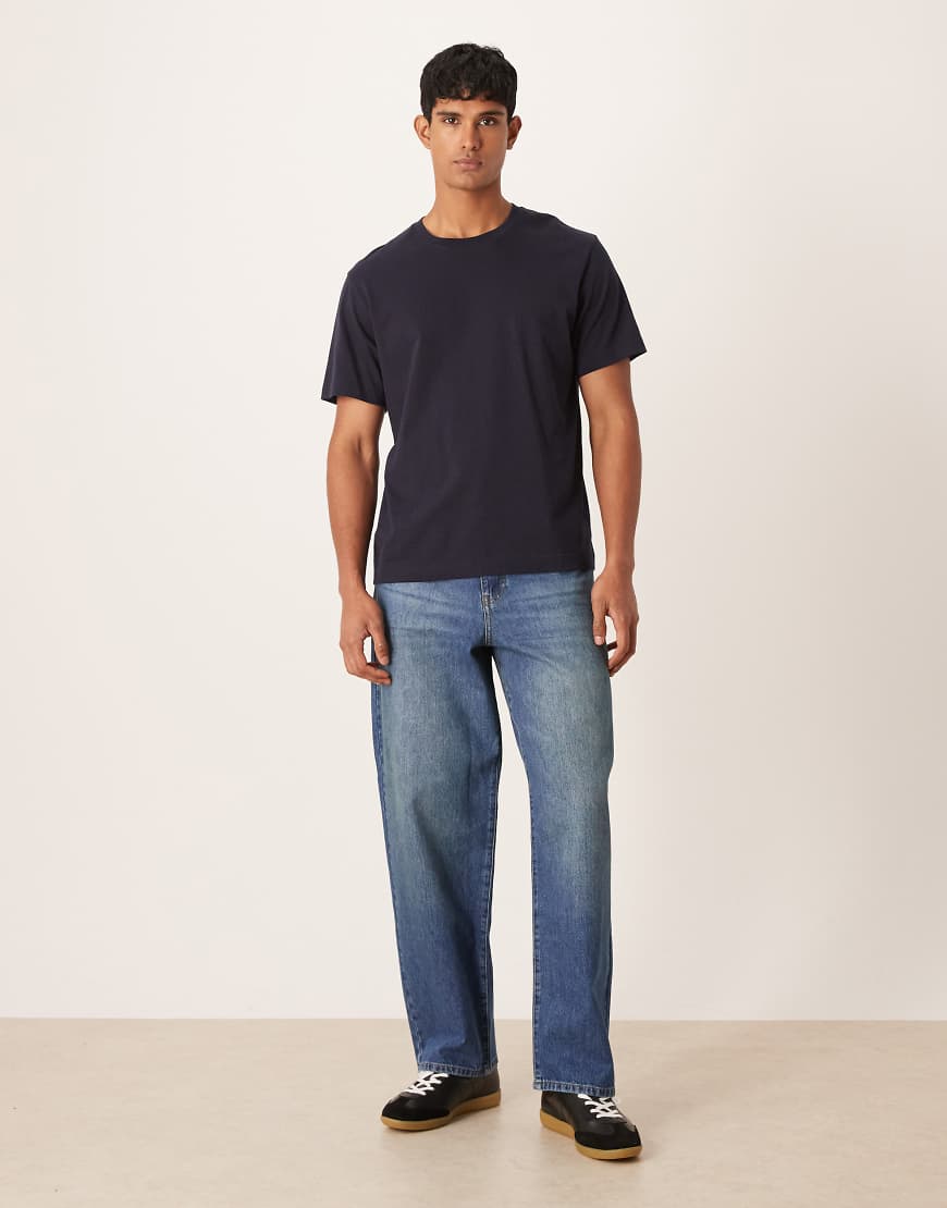 ASOS DESIGN - Locker geschnittene Straight Jeans in dunkelblauer Vintage-Waschung von ASOS DESIGN