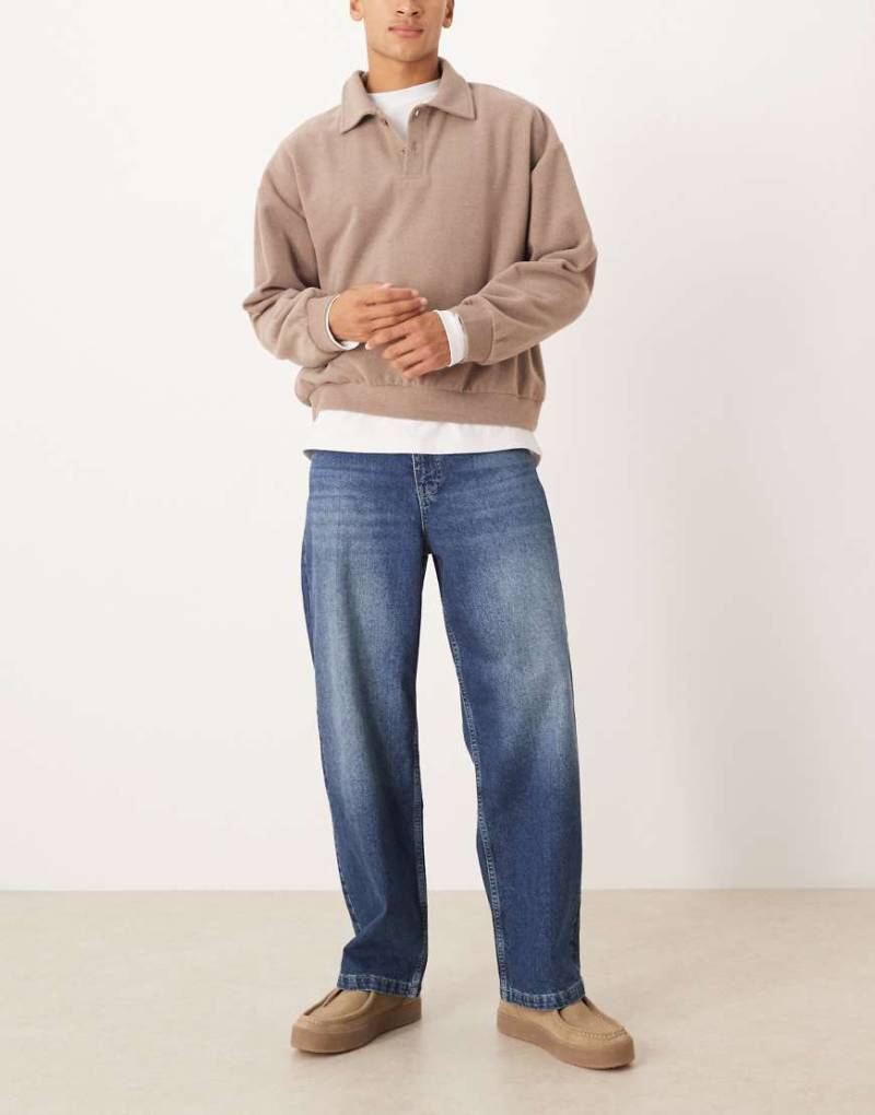 ASOS DESIGN - Locker geschnittene Straight Jeans in überfärbtem Dunkelblau von ASOS DESIGN